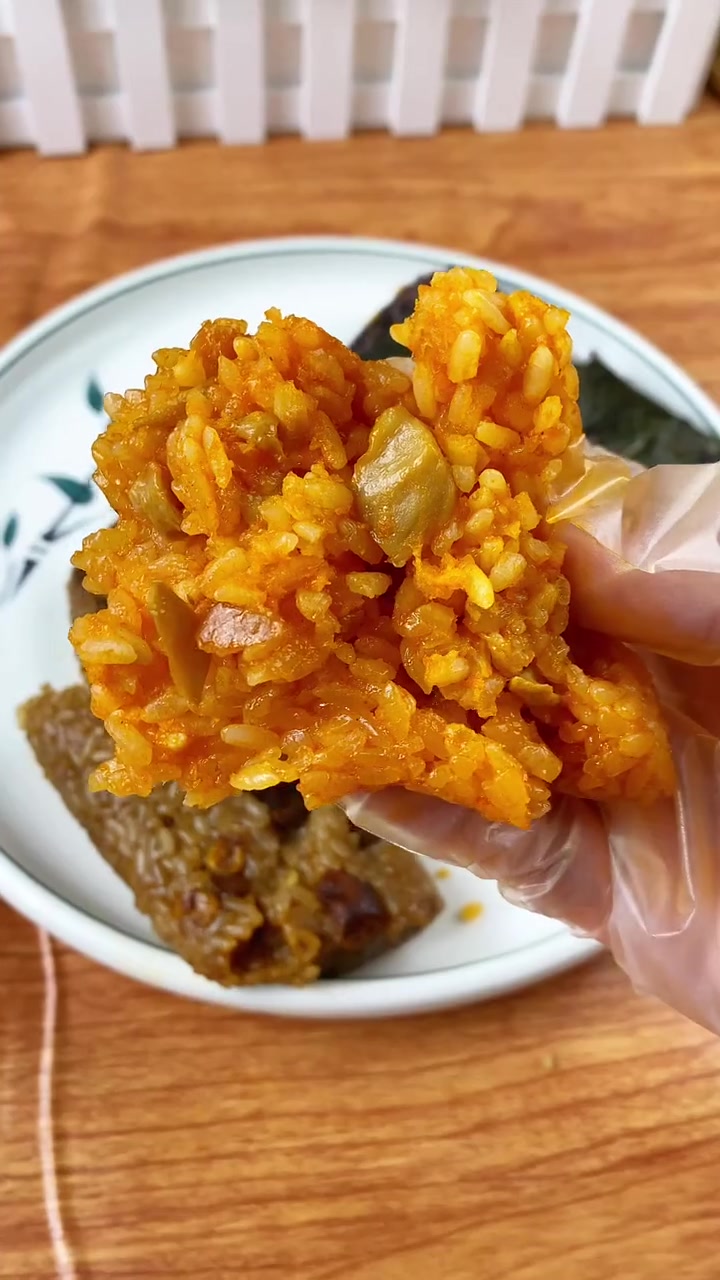 来不及吃 早餐 的,家里备上这个 饭团 吧,微波炉三分钟就好了,简单方便还好吃!糯叽叽