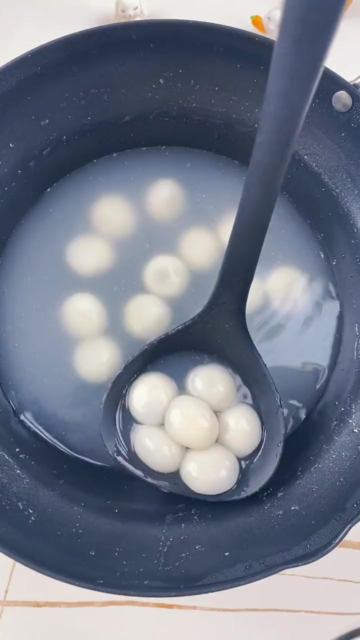 这个黑芝麻小小玉汤圆,皮薄馅厚,软糯香甜,你可千万别错过了 汤圆 虎年新鲜味 虎年新年味 