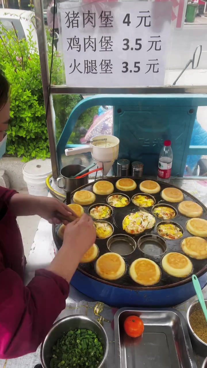 河北大姐一辆三轮车摆摊卖鸡蛋汉堡一天卖300个
