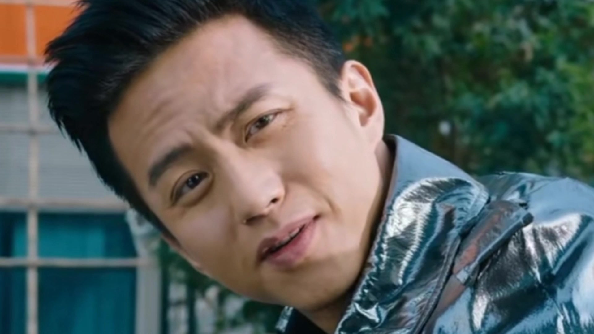 #电影解说# 白手起家的富豪刘轩新拍下了一块地皮,并联合了女强人李若兰使用恐怖的声纳技术驱