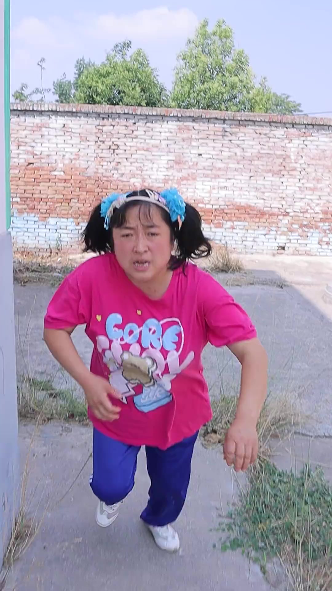 为了西瓜起争斗,一个抱着狂奔,一个后面紧追不舍,太搞笑了 人类幼崽成长记 带娃日常 一人分