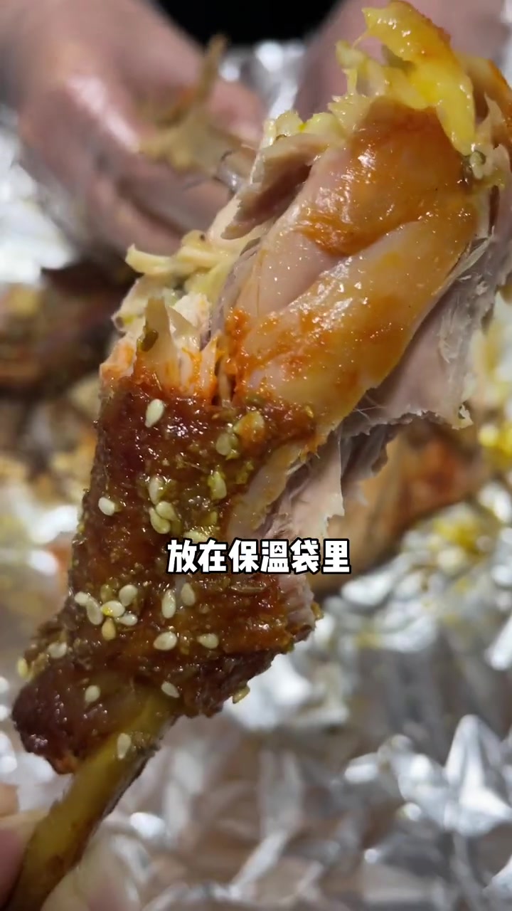 碳烤大公鸡,据说还是御供菜品,一只足足有四斤重!乐乾坤家的碳烤大公鸡真是好吃 现烤现卖 石