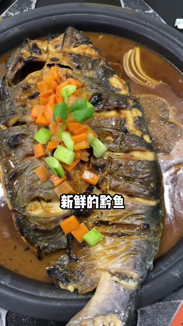 友谊大街新石北路交口附近,猿始人家的烤鱼太好吃了!还有一大桶冰桔饮料,98两三个人来一份,