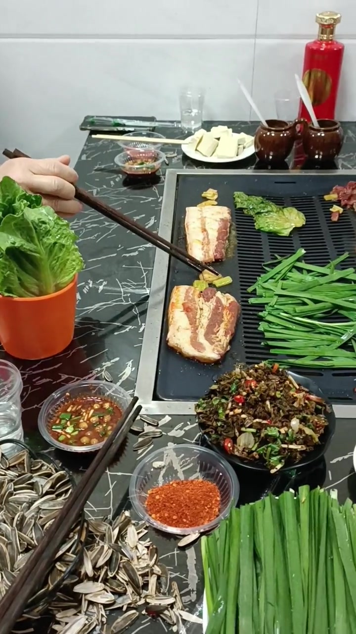 贵州黔南罗甸边阳镇的坨坨肉,挺新颖的烧烤,跟贵阳的火焰山烤肉有点像,道具不一样,推荐～这样