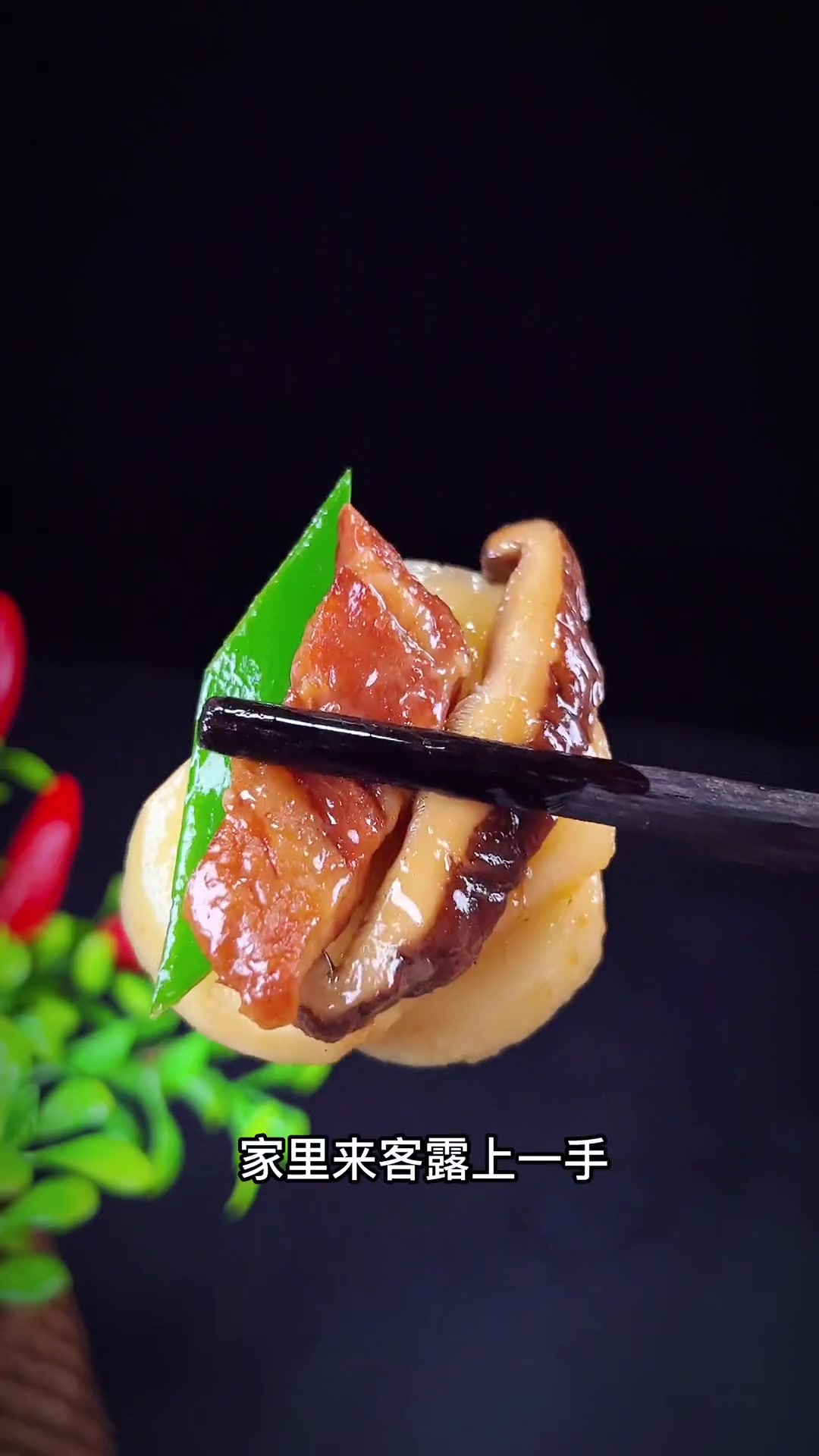 温州年糕的做法有很多种 盘菜烧年糕 是我一直比较喜欢吃的,味道浓郁,口感软糯 家乡的味道 