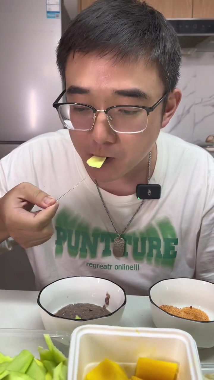 挑战海南黑暗料理水果蘸虾酱,这味道绝了。海南黑暗料理 美食vlog 灵魂蘸料