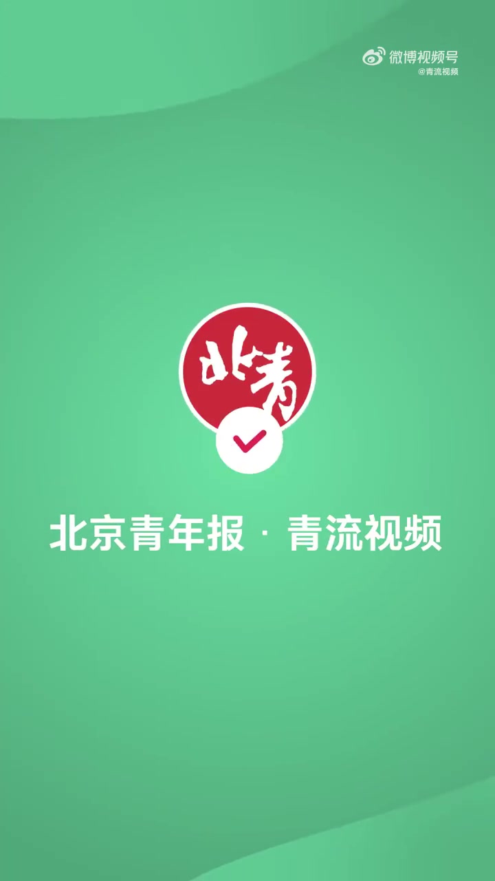 「小伙冒充警察智擒仨贼民警发奖章:本来担心失控,一看仨贼整齐蹲地上「捂脸」」小伙冒充警察让