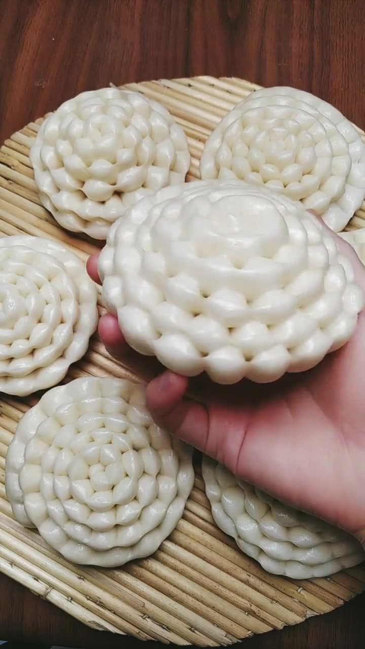 这是我上个视频蒸的大馒头。喜欢的老铁可以试做一下啊。教程在上个视频
