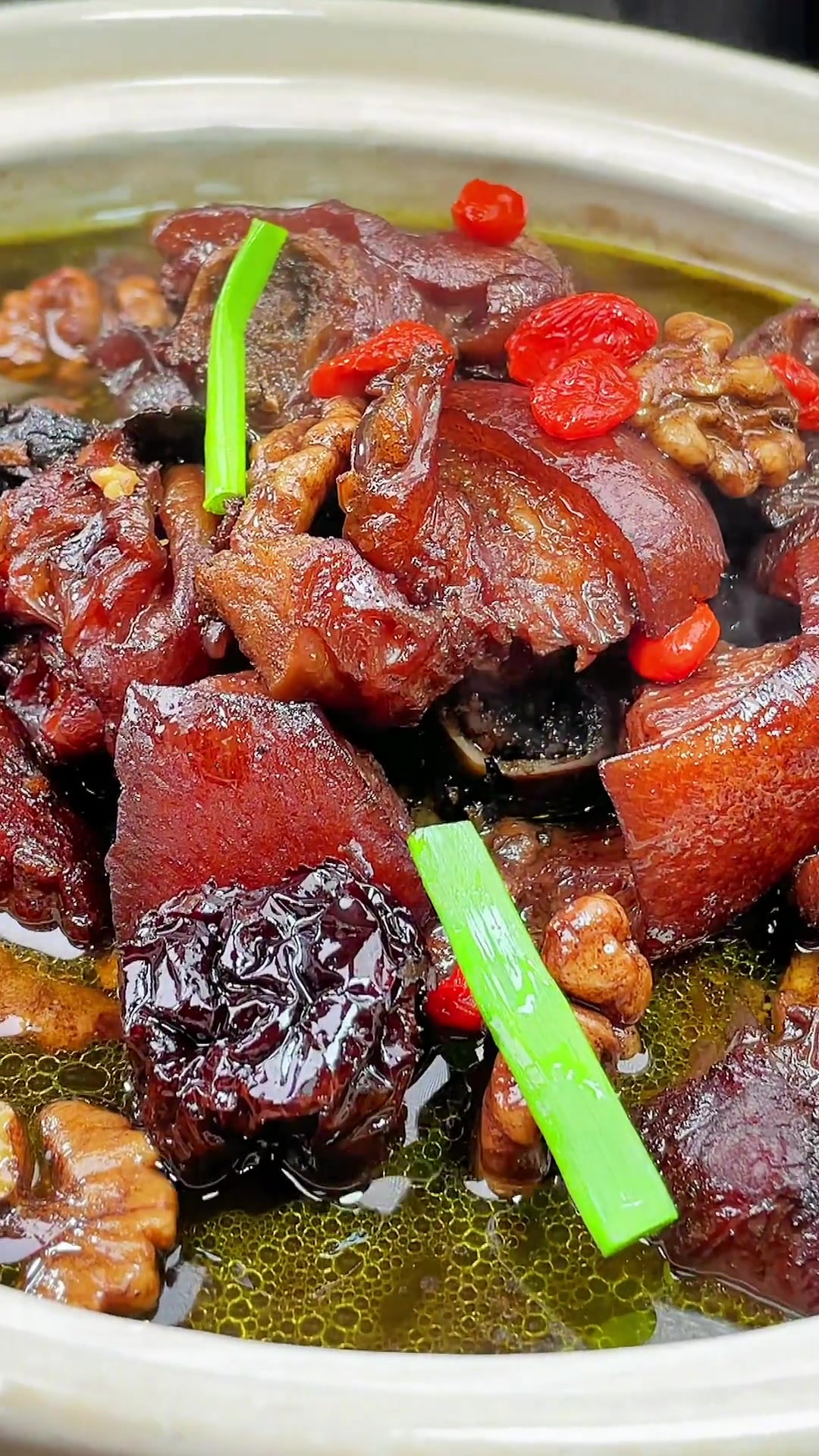 新年将至地道的温州名菜 熟地烧猪脚,分享给大家 美食教程