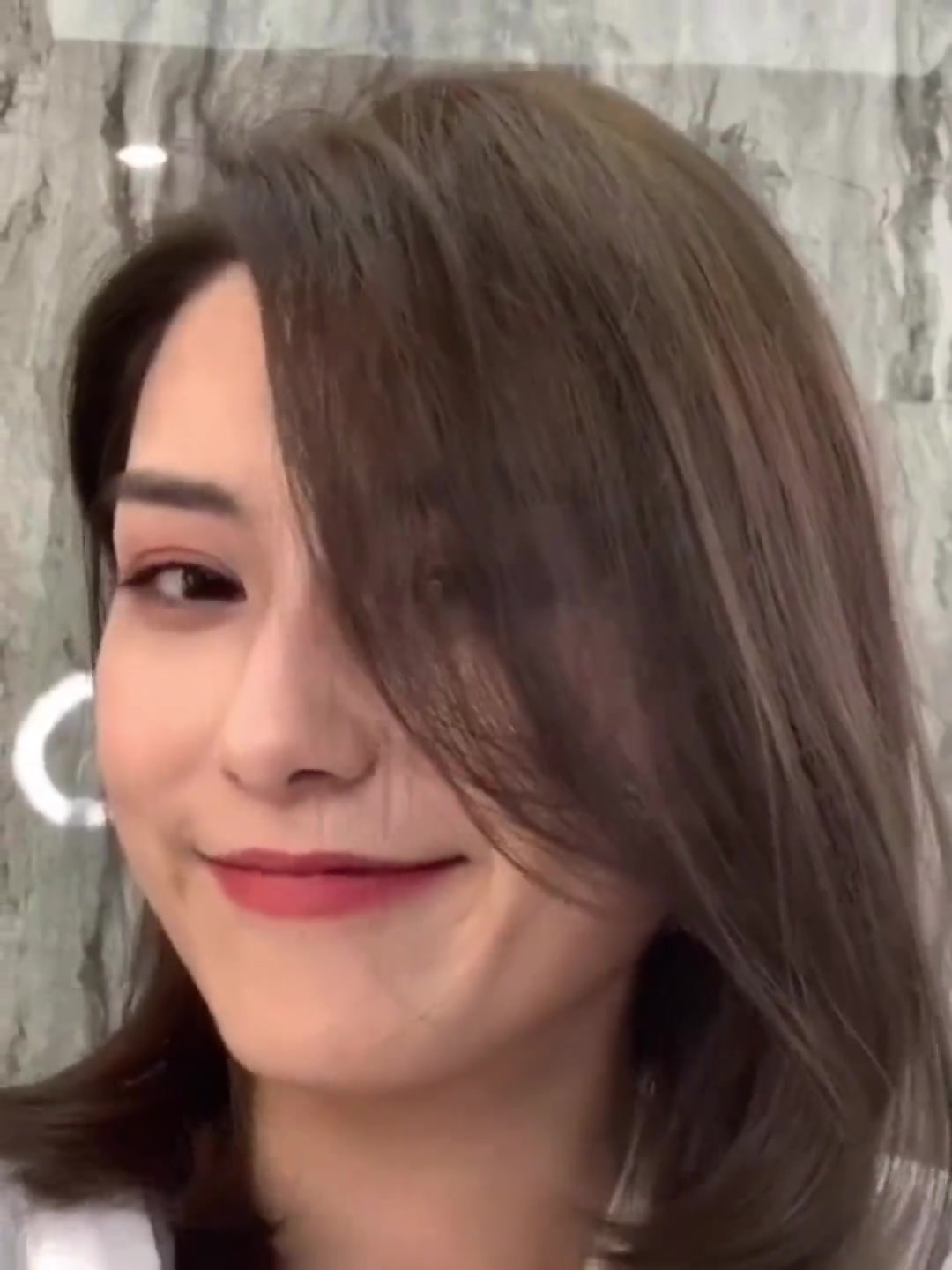 这个秋冬季女孩子一定要尝试的减龄蓬松气垫烫中短发