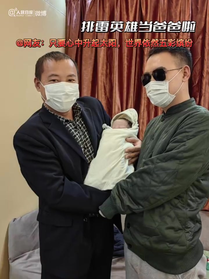 「他们的温暖后续治好了我的emo「心」」坐扭扭车高考的张亮,站起来了;瘫痪的小安琪,能骑自