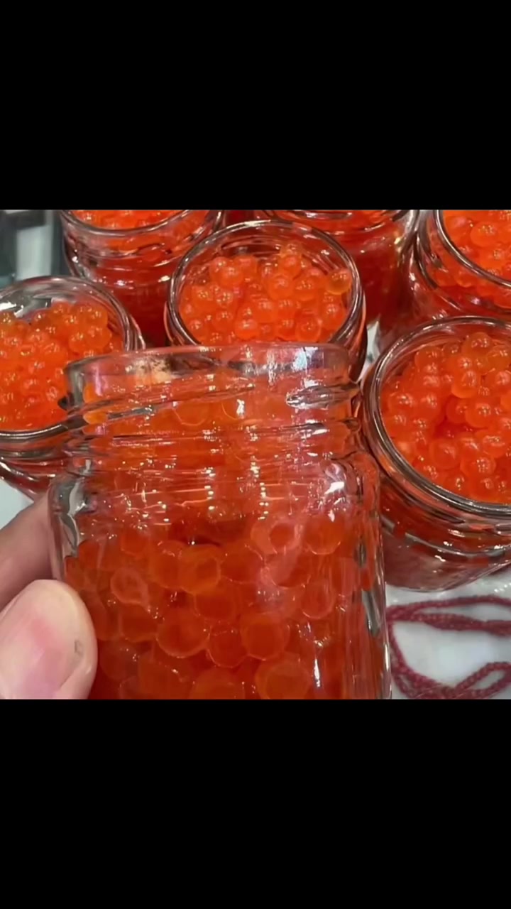 黑龙江顶级食材大马哈鱼子酱只需要食盐就很美味