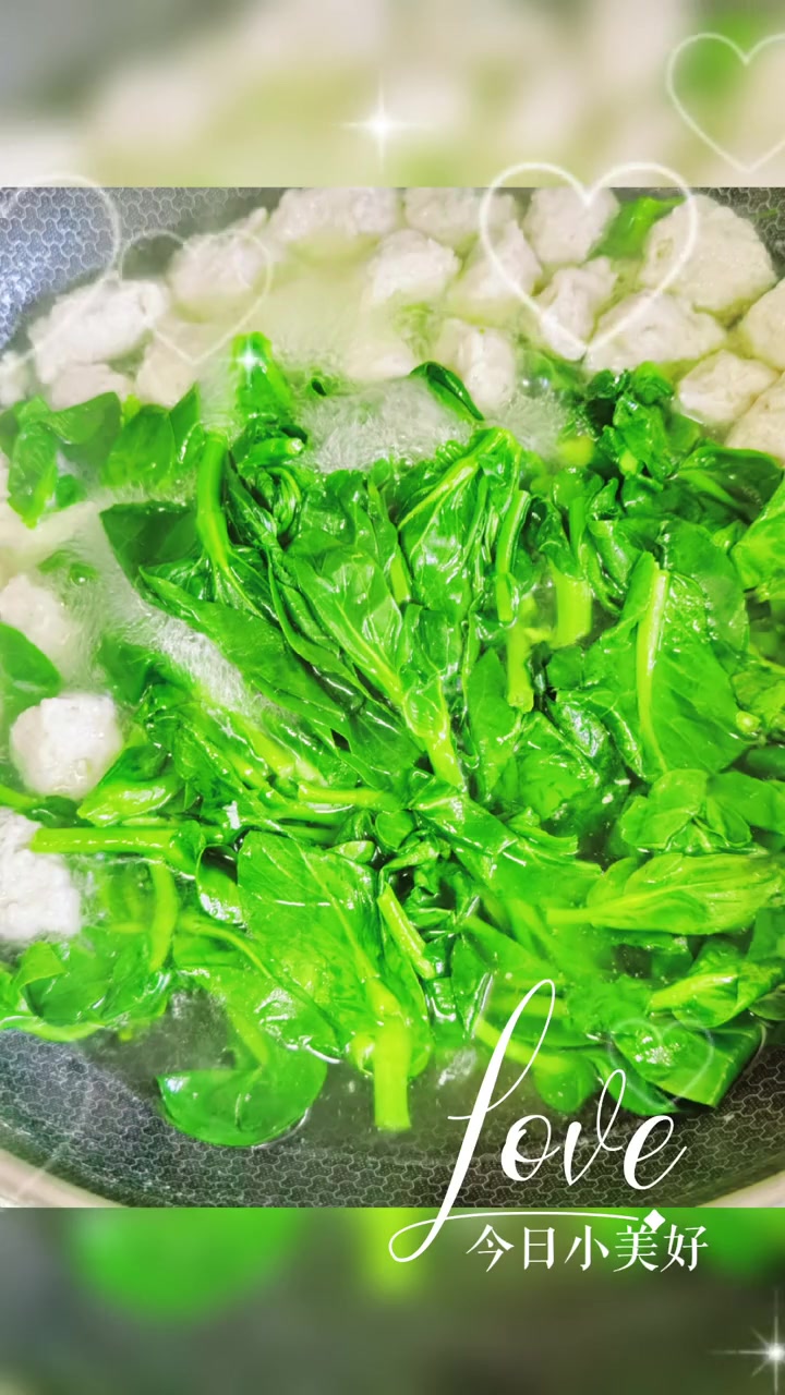 马鲛鱼丸是我们苏北,鲁南一带吃的比较多的美食,也叫鲅鱼丸子。选用新鲜马鲛鱼,将鱼肉刮出来配
