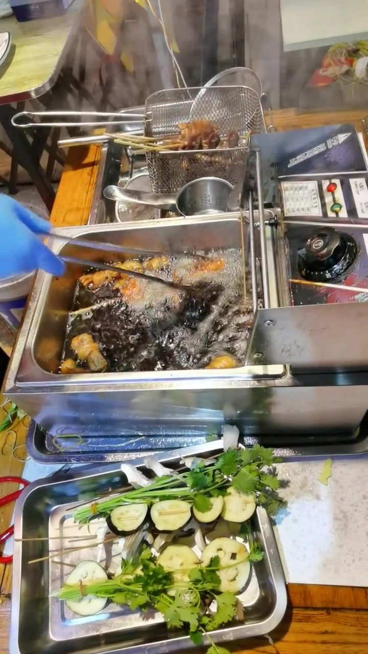 连云港赣榆特色炸煎饼,这味道太好了,吃一口回到从前,连续两年过年期间来吾悦广场这家炸煎饼摊