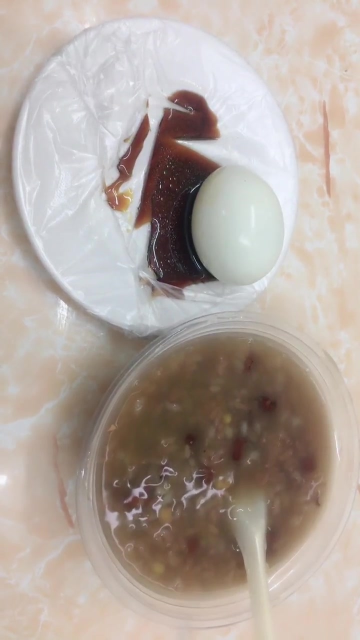 运动 减肥 第6天打卡,跑完5公里,今天的低脂早餐水煮蛋+杂粮粥,牛奶回家再喝!