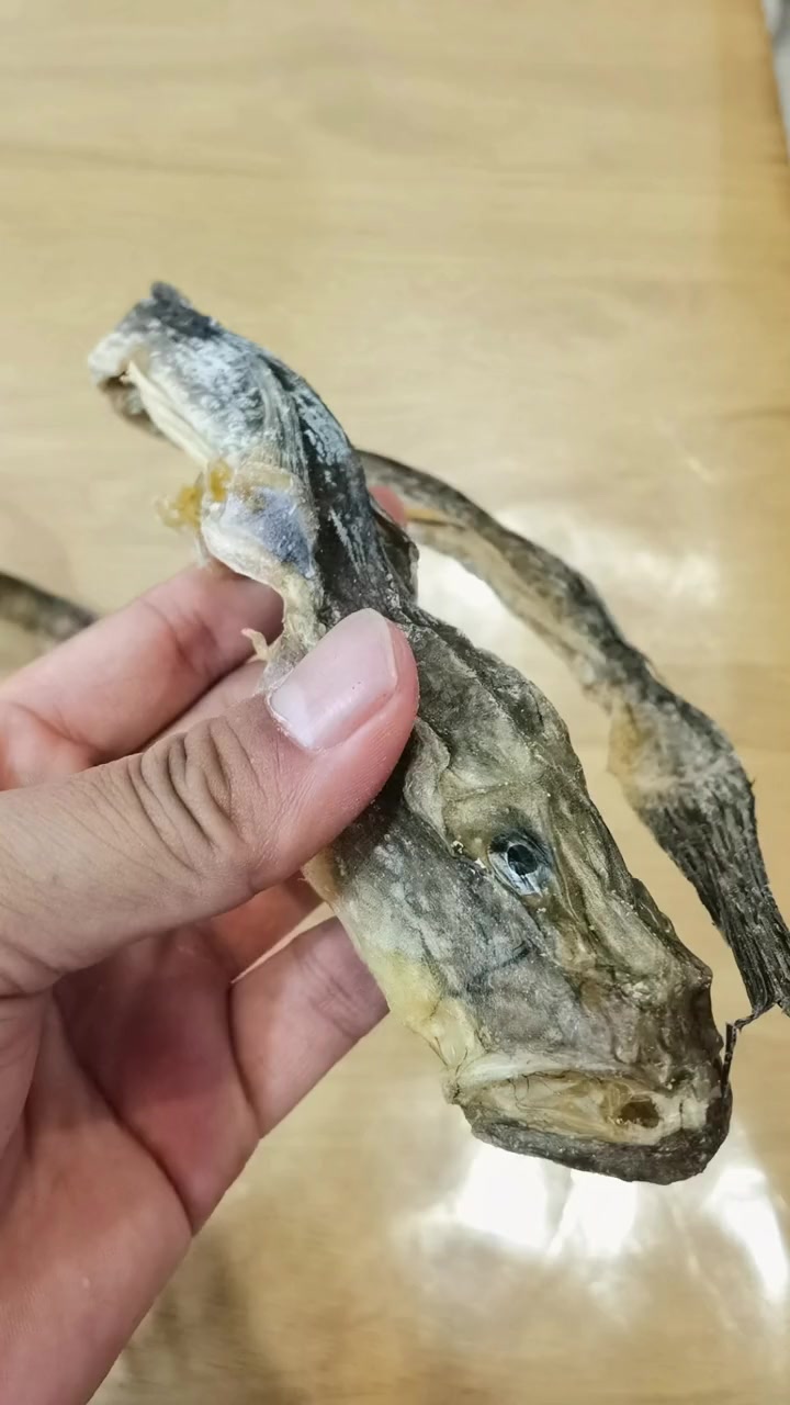 这个鱼谁认识?凡在连云港当地一大特色,不过真正能吃到这个鱼干的人不多。自己晒的鱼干,烤着吃