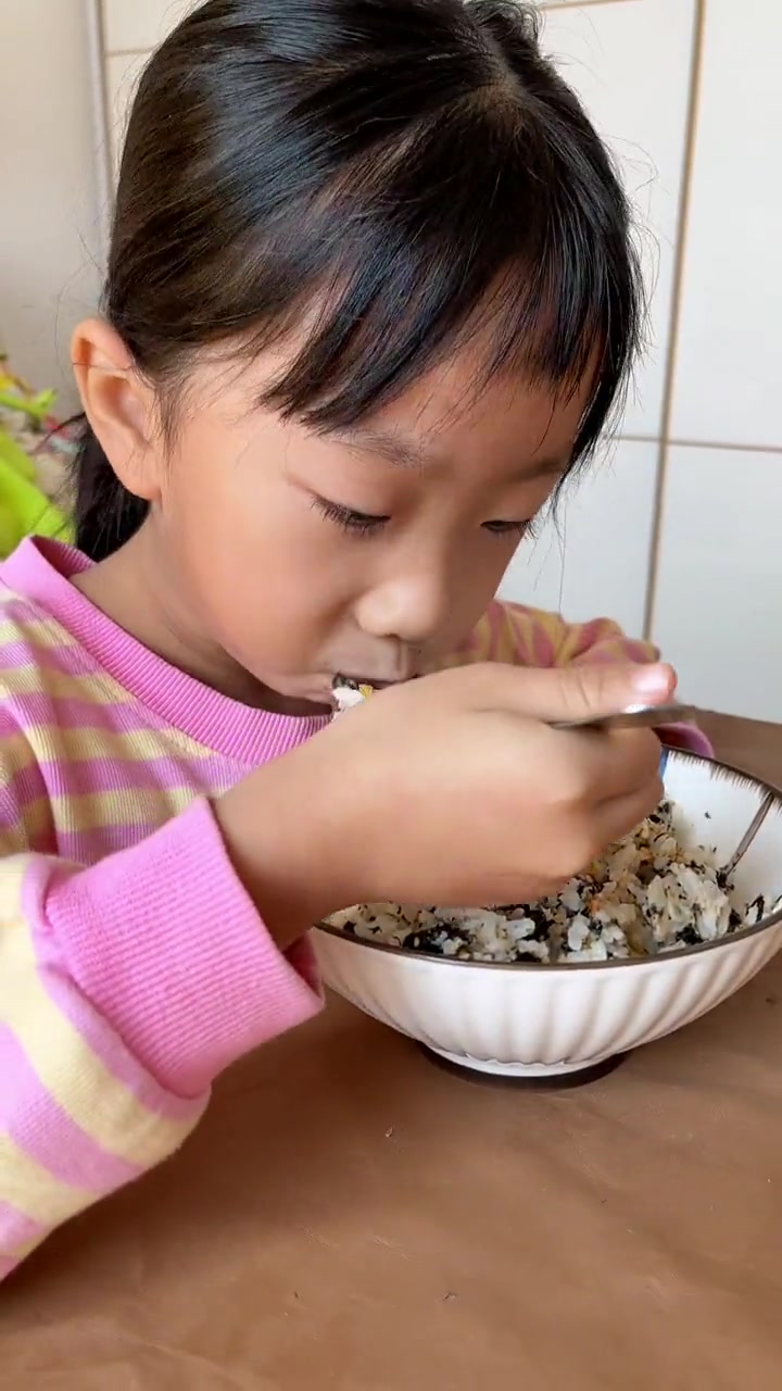 第1集|金枪鱼拌饭 孩子特别爱吃,做法也非常简单,我用的是 大洋世家 的 无添加金枪鱼罐头