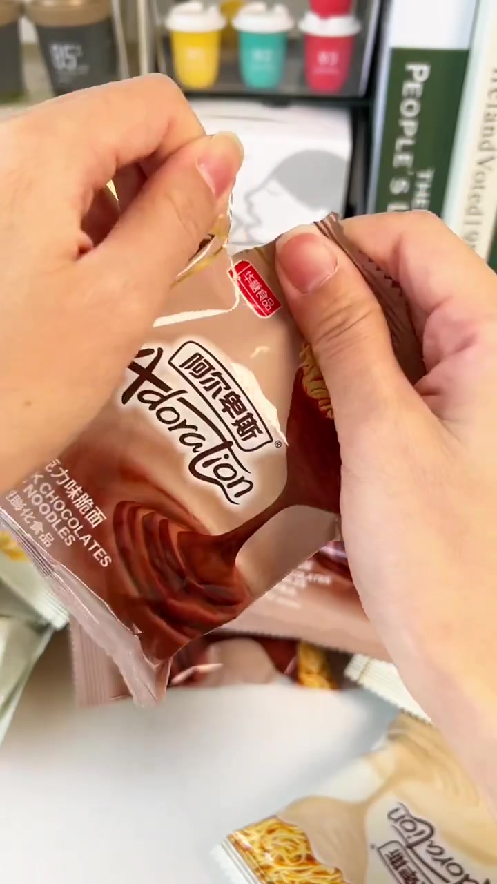 巧克力干脆面我真的吹爆!|哈哈哈哈你们也没想到吧!????干脆面上面一层黑巧白巧的涂层???? 我真的