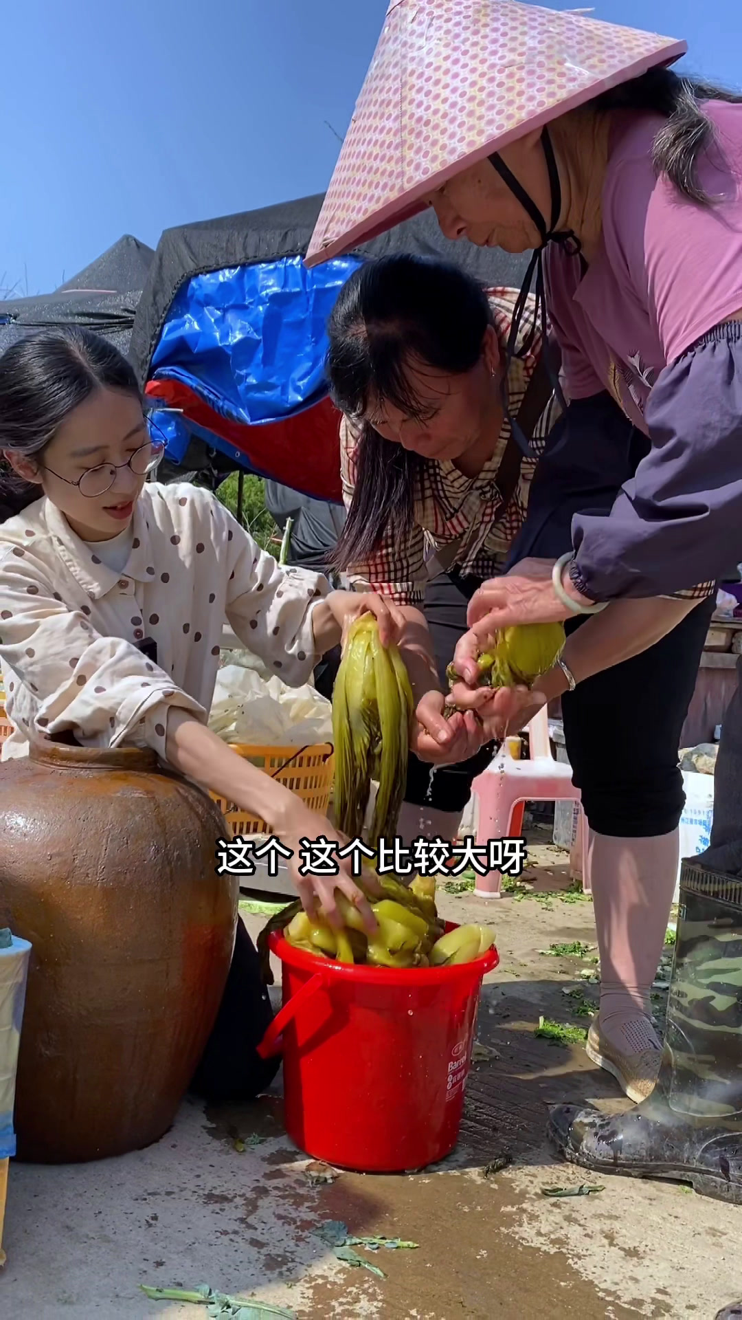 老坛酸菜赶早市,阿姨们都很喜欢