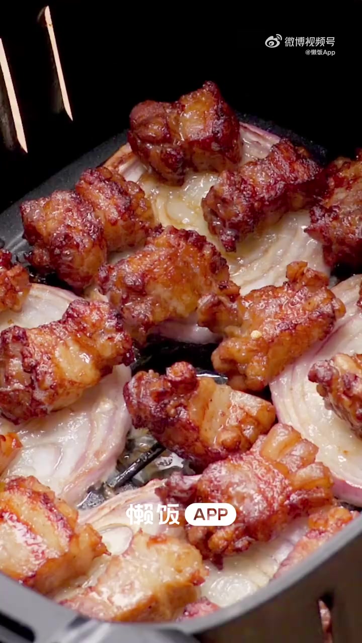 晚饭时间 周末的晚上,在家烤五花肉吧,香喷喷!做法:1.五花肉交叉改花刀,两面都切成带丁状