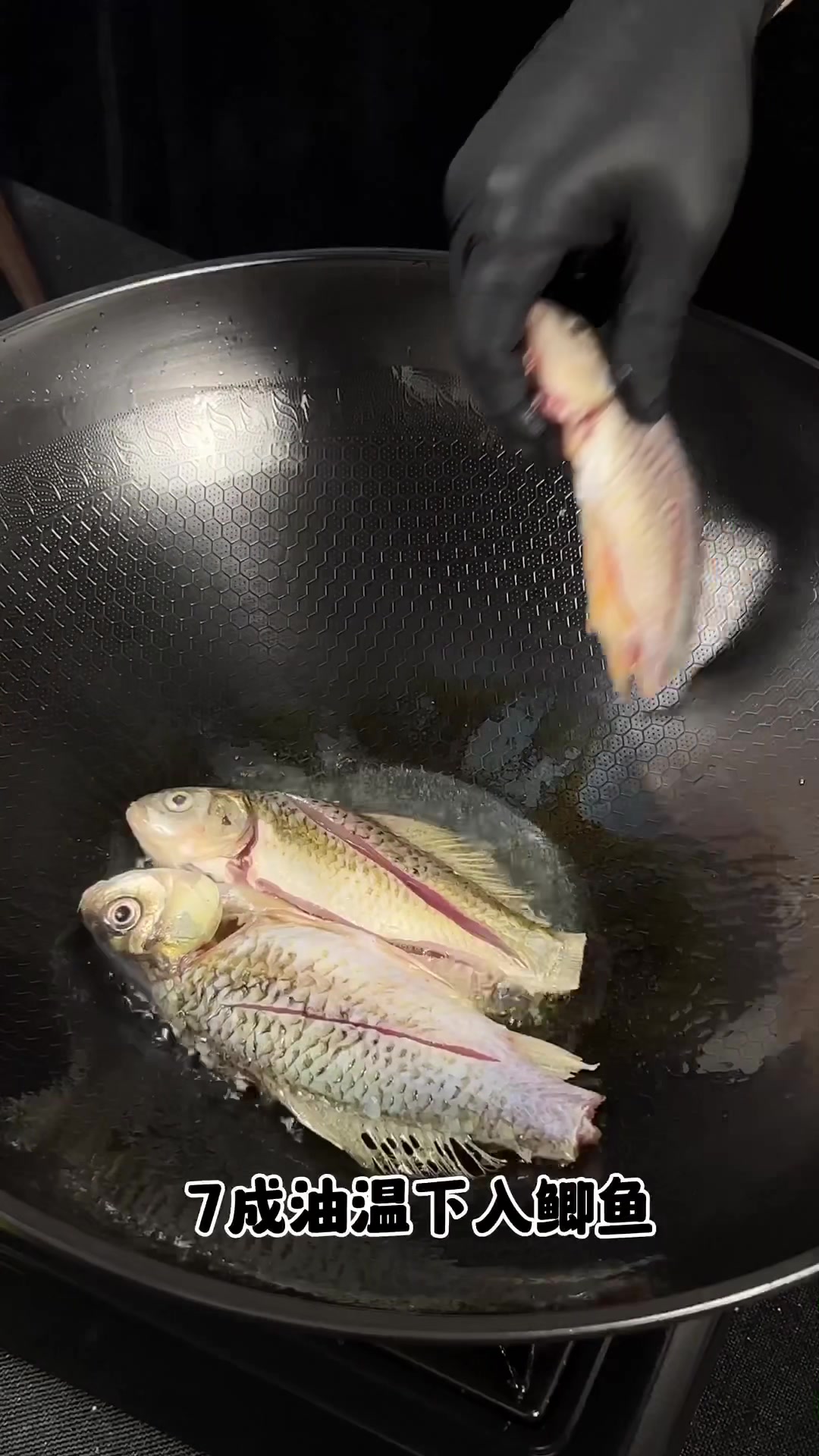 鲫鱼汤,汤白醇厚无腥味,汤跟牛奶一样白,关键这几步掌握好就能