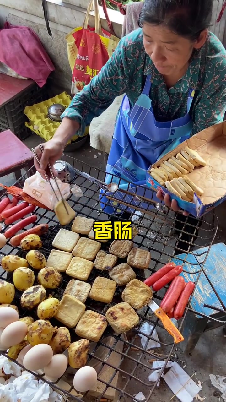 乡里小桥下臭臭香香的烤臭豆腐!