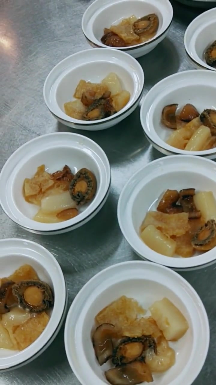 中文名《浓汤四宝》主要食材 鲜鲍,海参 分类 粤菜系 口味汤鲜味美 主料:鲜鲍、海参、鱼肚