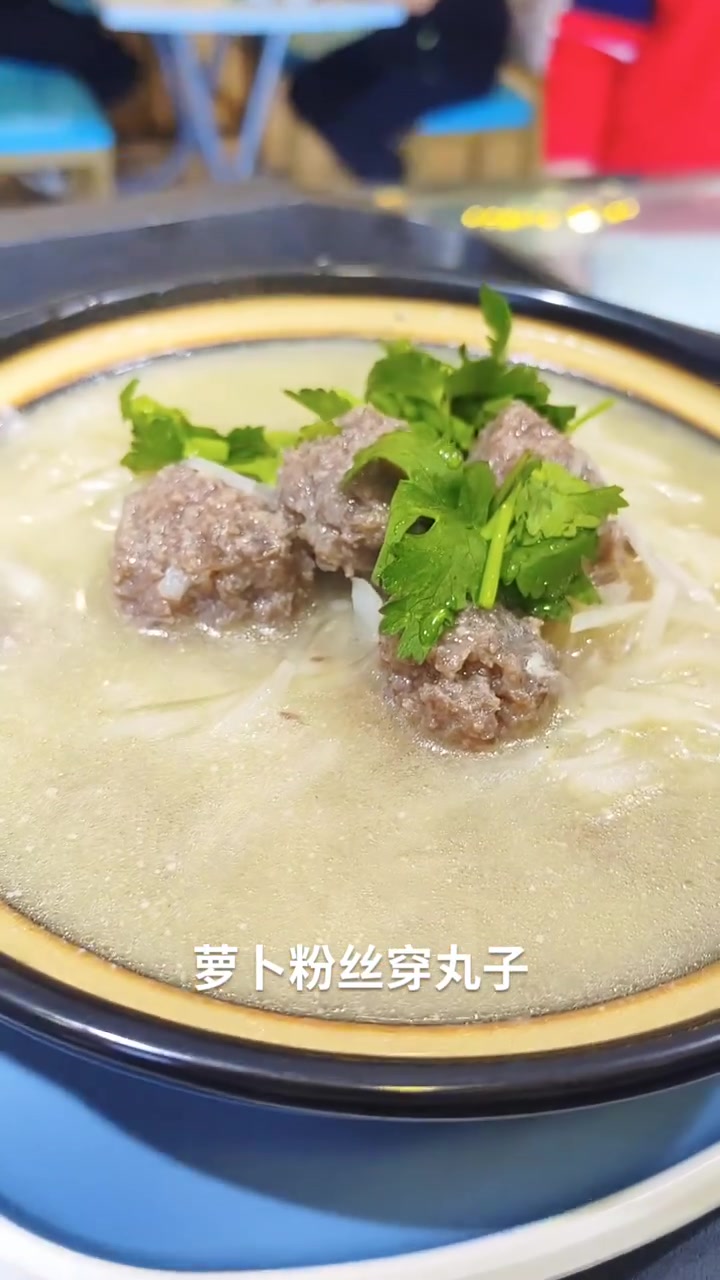 今天分享萝卜粉丝牛肉丸子汤做法;首先准备牛肉馅加入葱姜汁水,调口盐味精鸡粉料酒后,放鸡蛋淀
