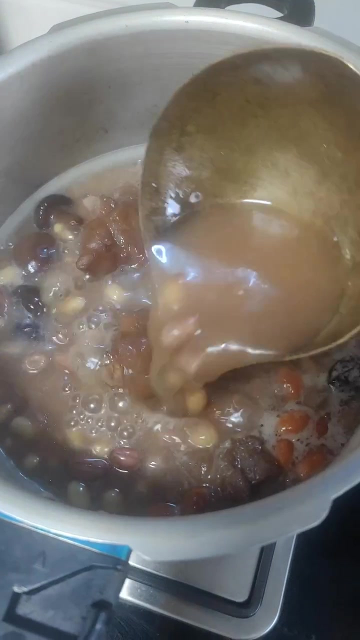 冬天天越冷越爱的一锅黄豆炖猪蹄,这样做一锅汤鲜肉香,比吃火锅还暖。汤汁醇厚奶白,猪蹄软嫩鲜