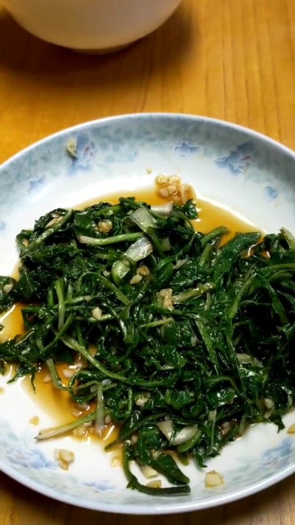 菜还是要买的,只是会有各种野菜野蘑菇来点缀。请忽略那坨狗屎……