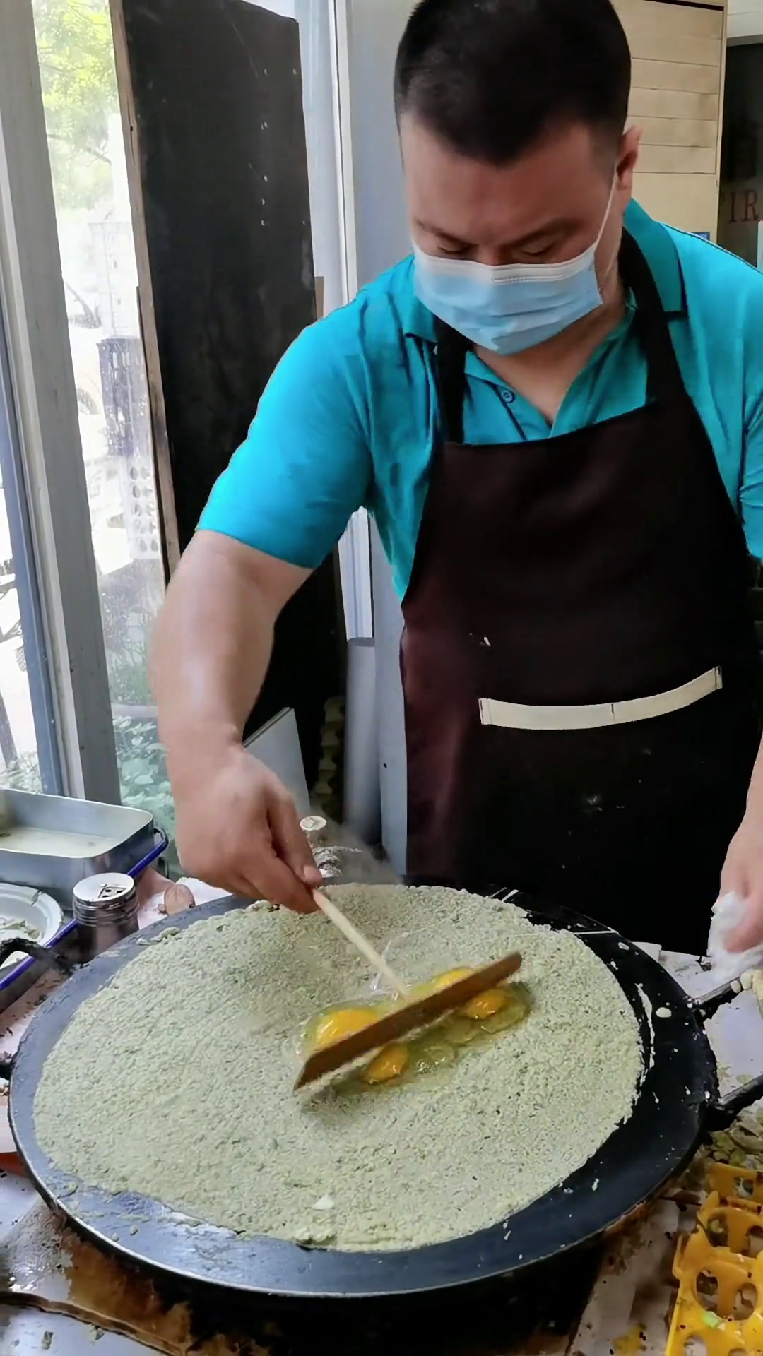 天津煎饼果子来一套。美食 记录真实生活 纯手工制作美食 街头美食 煎饼果子