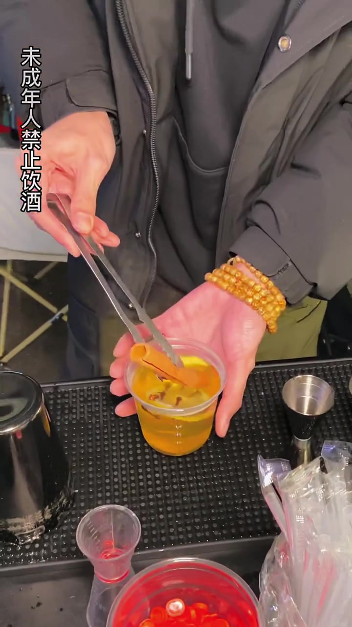 夜市里现调鸡尾酒小摊!满满的格调又不失烟火气!