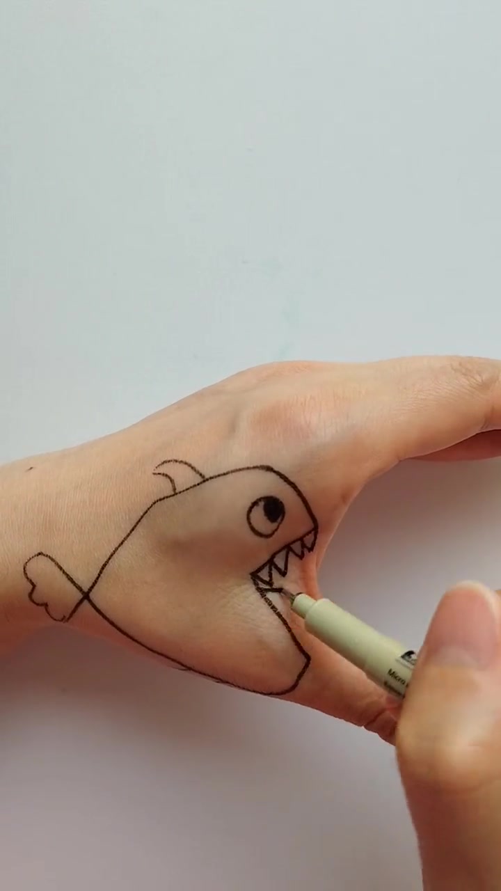 超好玩的大鱼吃小鱼,简单在手上画两笔就可以玩了,快跟宝贝试试吧。亲子互动 亲子游戏 大鱼吃