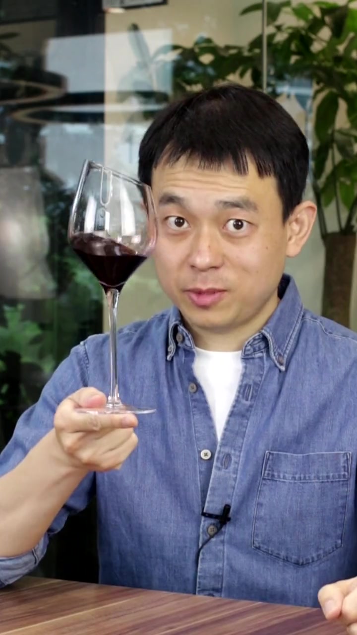 红酒杯怎么拿,才显得专业?评论区已经跑偏了,欢乐的海洋