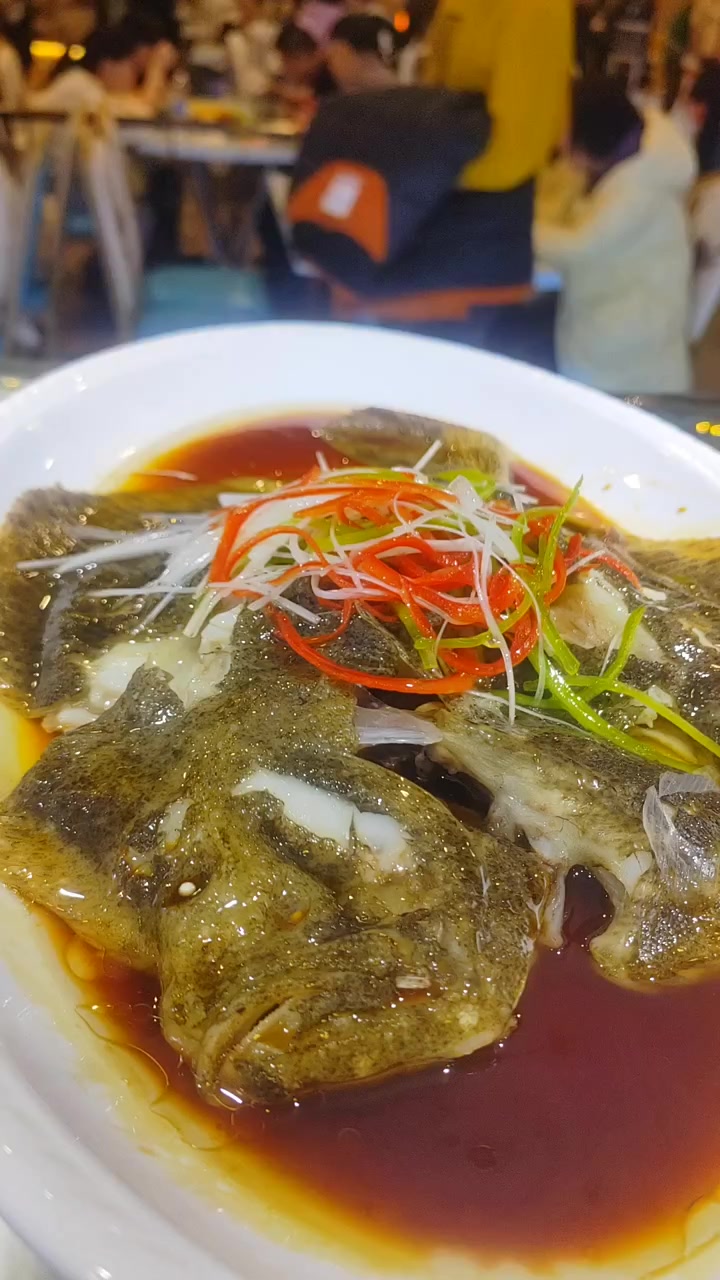石头教大家清蒸多宝鱼,如何清理无沙,肉质鲜嫩还没有腥味,改月牙刀 必须改到鱼骨。这几步很关