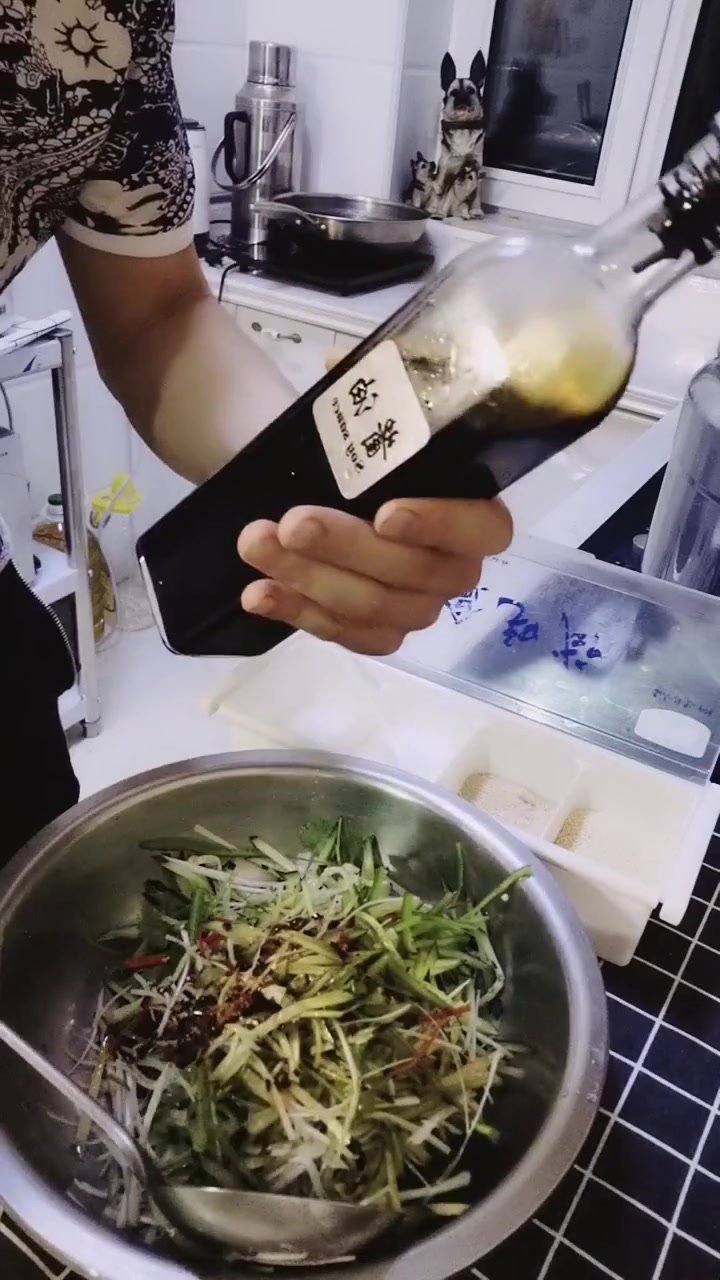 老虎菜是一道色香味俱全的凉拌菜,属于东北菜。用香菜与辣椒共同切丝凉拌,口味鲜香辣,清爽开胃