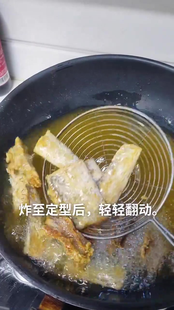 干炸带鱼很多人都爱吃,但是在家总也做不好,今天这个视频教会您,喜欢的赶紧点赞收藏学习吧!