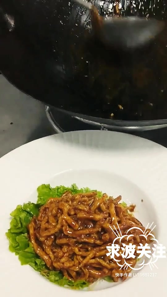 1.猪里脊洗干净切成细丝,如果不太会切,可先放冰箱冷冻,冻硬一会就好切了。2.把肉丝放在碗