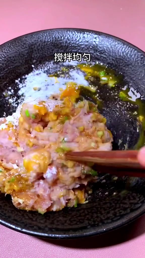 家里有客人来,端上一盘这样的茄子夹肉馅,香喷喷的,客人和家