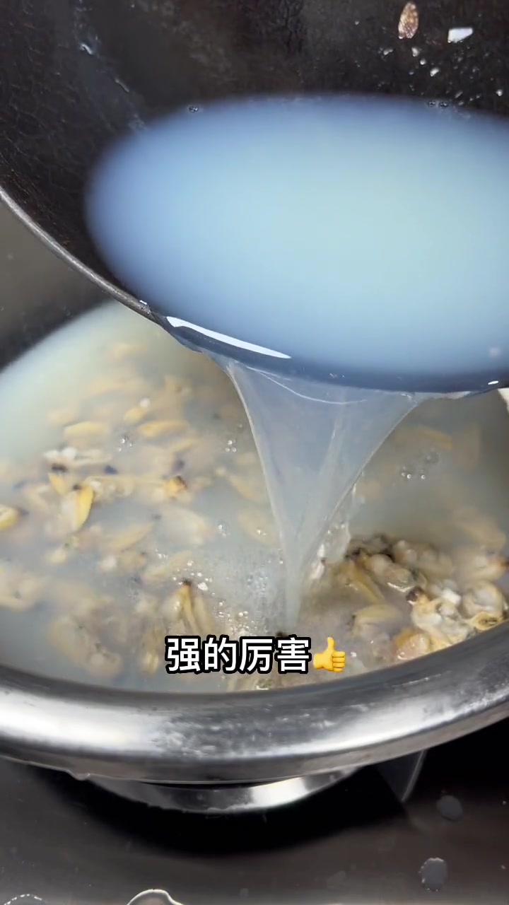 海荚生长在海边盐碱地,又叫碱蓬,是一种含盐的野菜