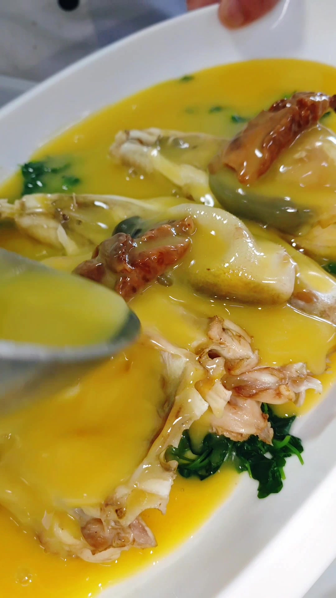 泰州著名美食——秧草白汁河豚鱼,厨子老张在酒店河豚鱼美食出品
