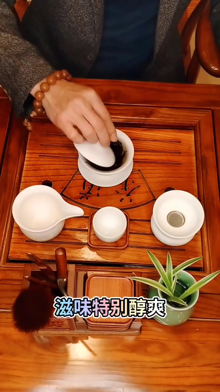 肉桂茶又名玉桂,产于马头岩的肉桂称为“马肉”,是极品武夷岩