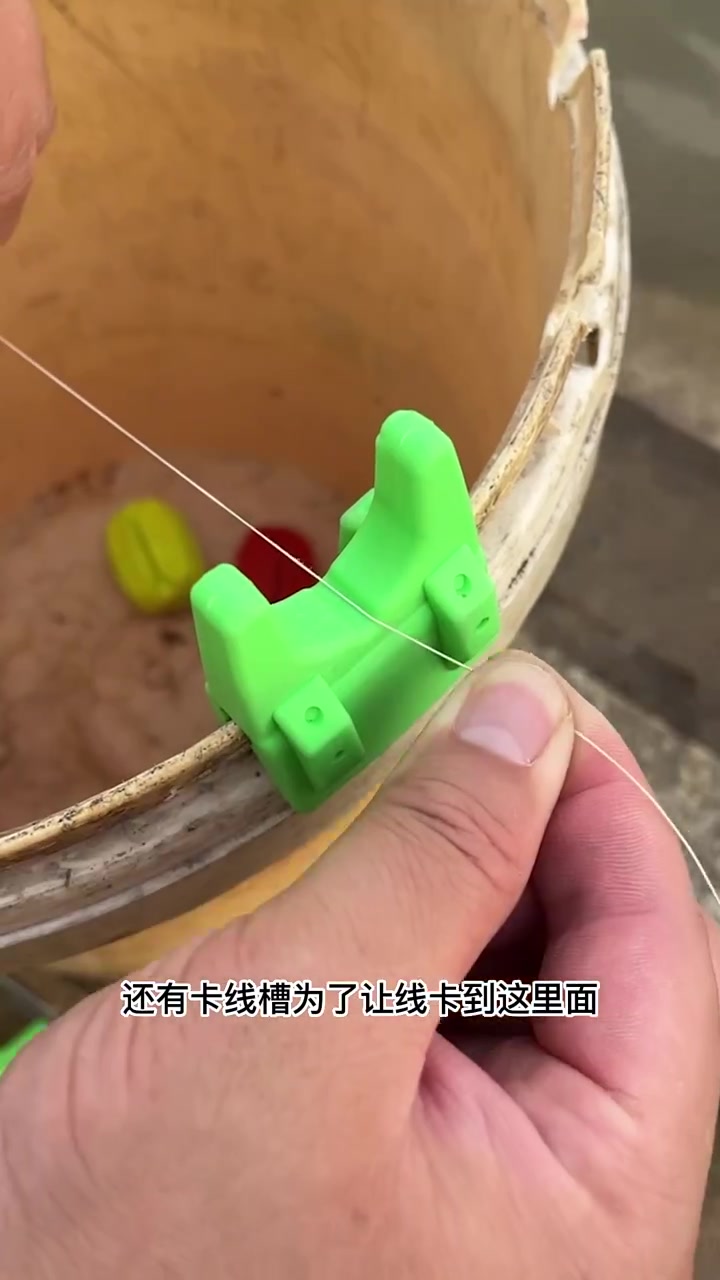 硅胶路滑竿筏竿支架,安装简单,卡在桶里就能用了,轻装出去钓鱼必备