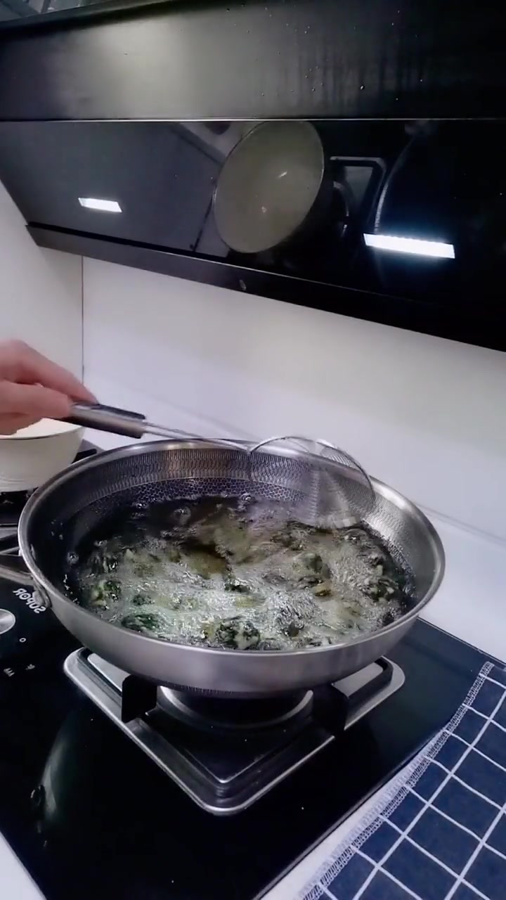 不可诱惑的美食 柳蒿芽,主产于吉林、黑龙江、辽宁、内蒙古、等地,为菊科多年生草本植物柳蒿的