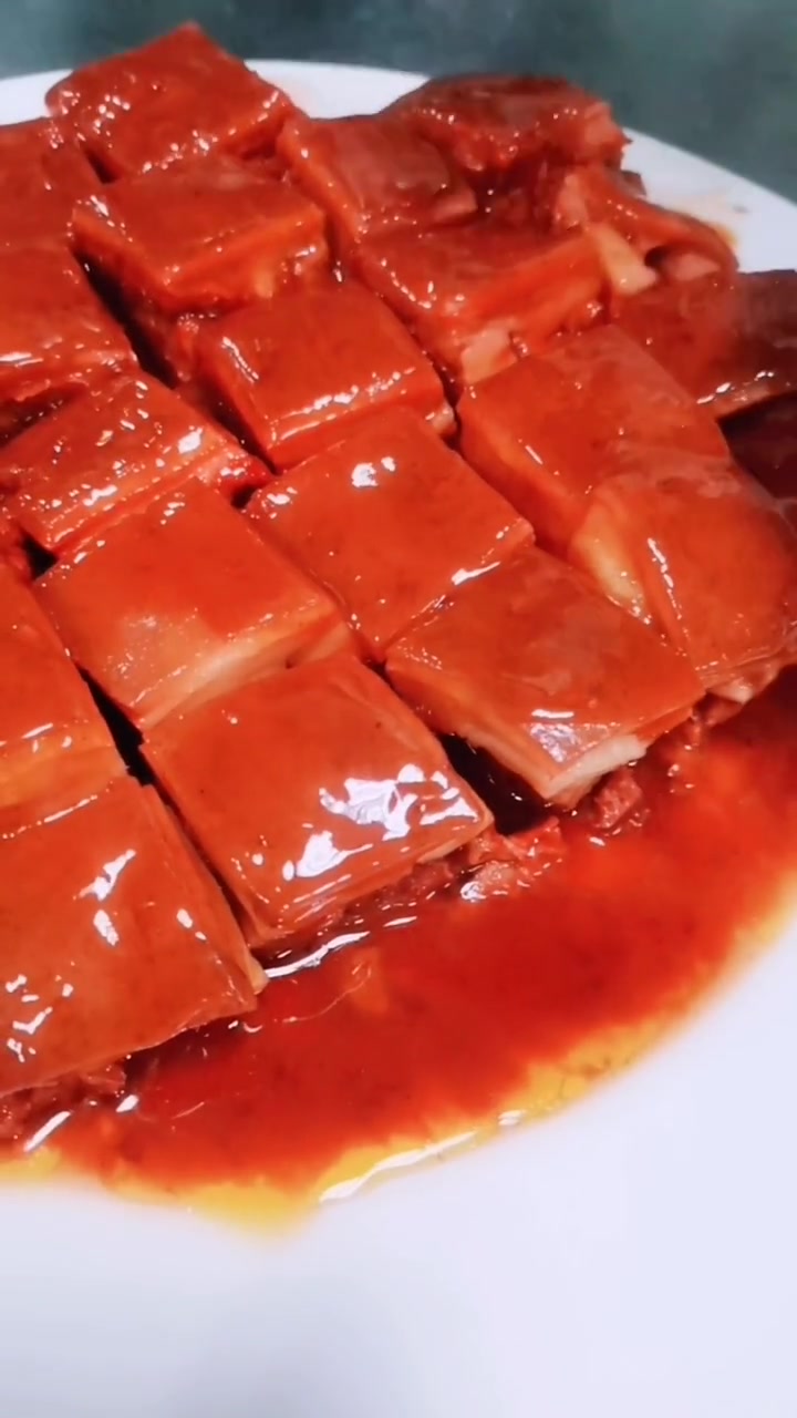 《玉书扒羊方》烹调方法:红煨 主料:带皮羊肉 辅料:东瓜 肉馅 一整只全羊只能制作出六盘玉