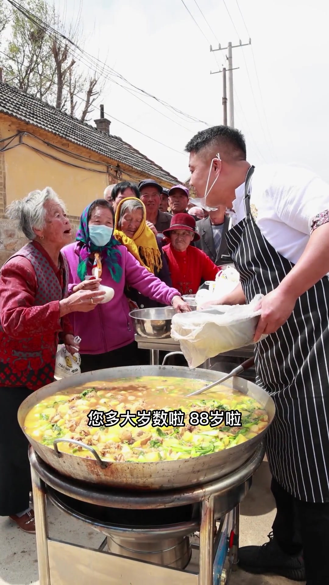 威海小贺给村里老人做油菜土豆炖鸡腿老人看我来熬饭可欢庆了