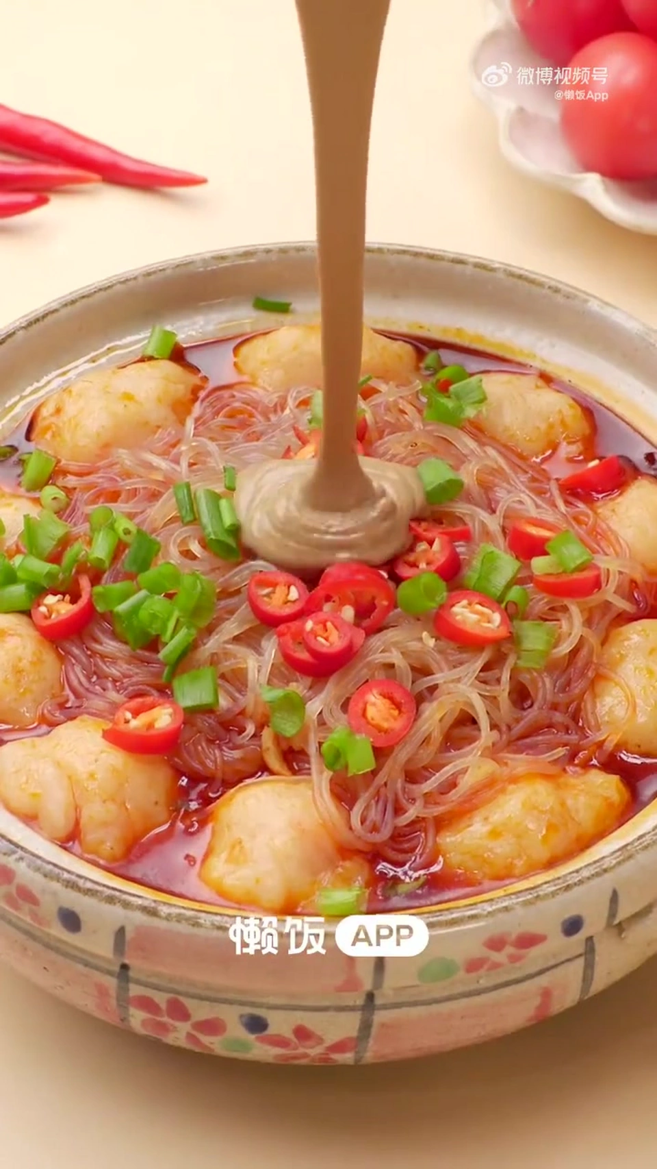 五小布分享 香辣虾滑粉丝|香辣Q弹10分钟搞定懒人一餐 做法:1.小块儿火锅底料炒化,加入