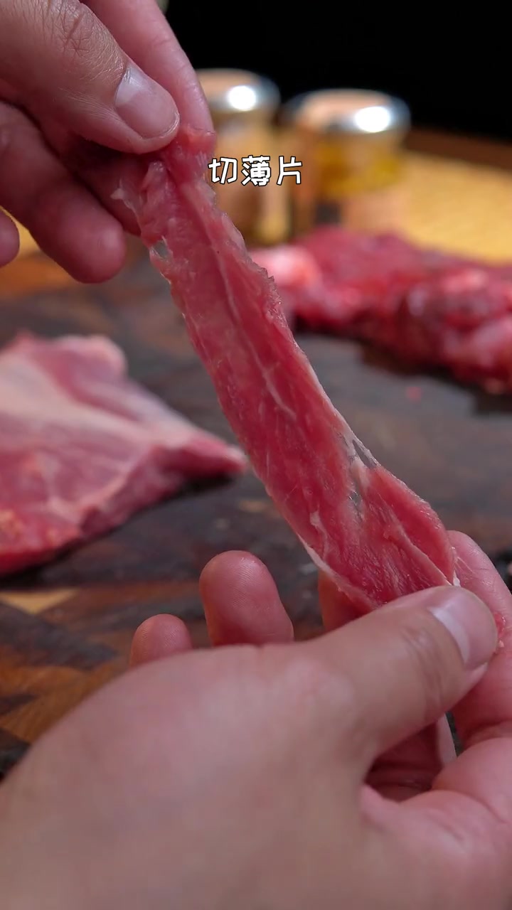 切几片牛肉就能做的潮汕牛肉汤,关键是潮汕特产的红葱头油,热汤一激,香味立马就上来了 牛肉汤