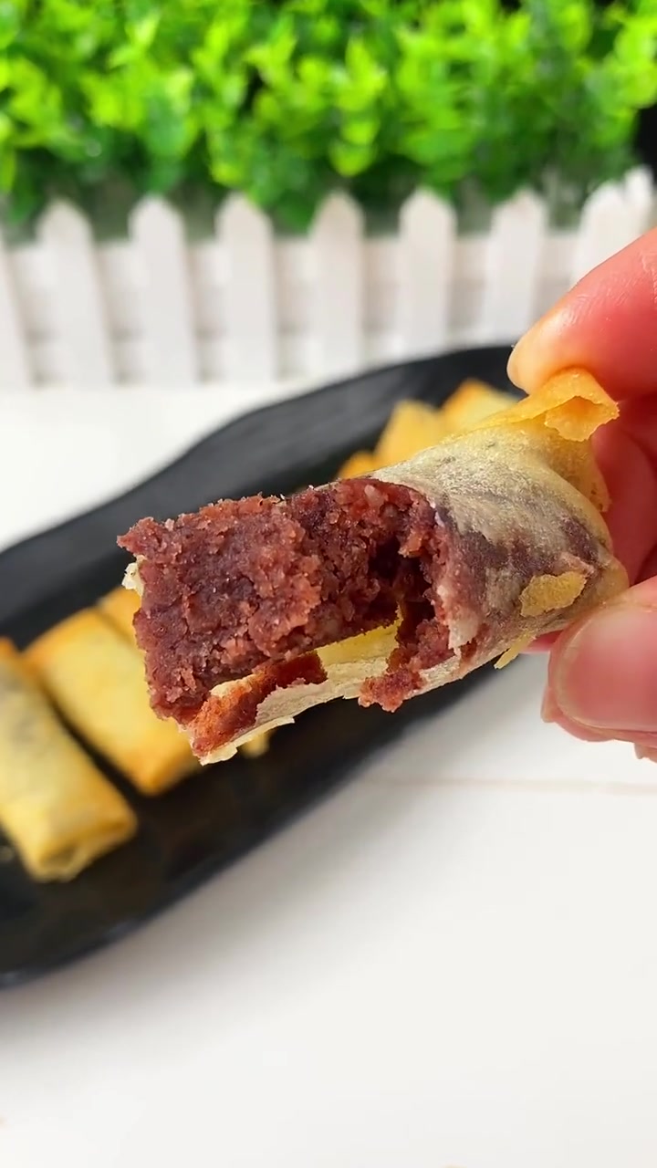 孩子说想吃春卷了,实在不想和面,还好囤了这个半成品,分分钟搞定,外酥里糯,好吃又方便 春卷