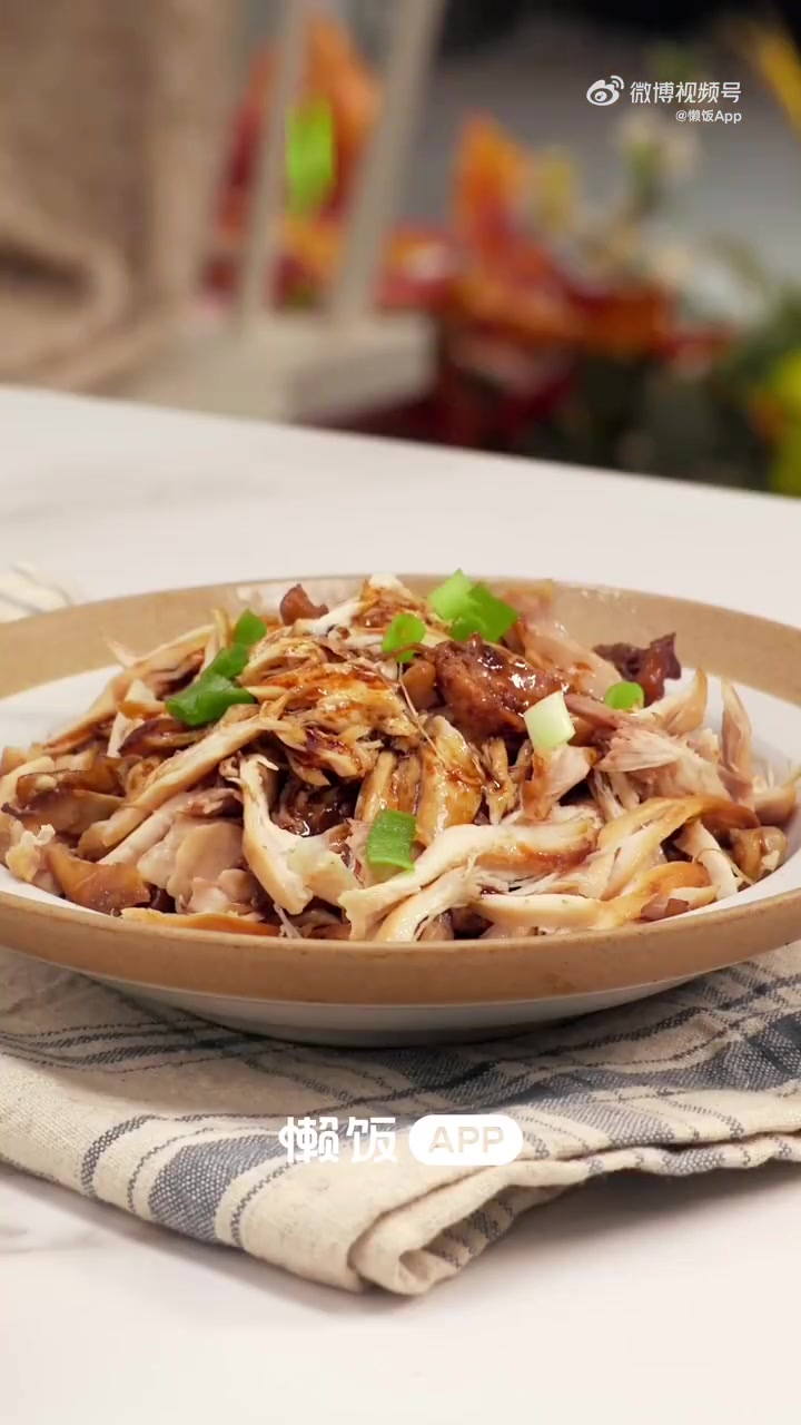 五小布分享 酱油手撕鸡|入味多汁????不加油不加水,电饭锅就能做 1.鸡腿开水烫皮,让肉质更紧